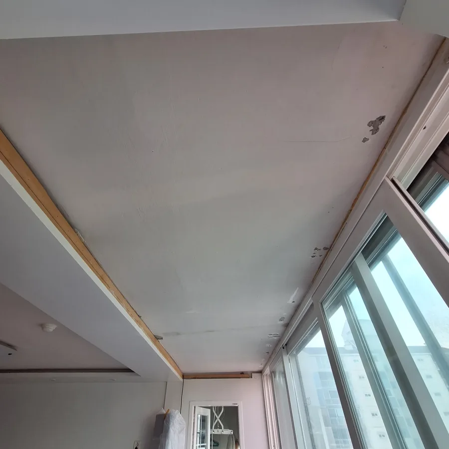 몰딩 교체 전 천장 석고보드 상태