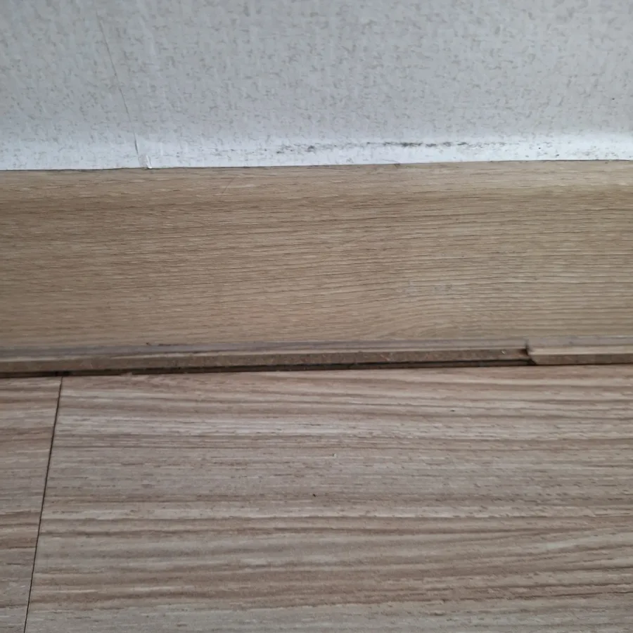 PVC 걸레받이 시공 후 동일 공간 바닥 마감