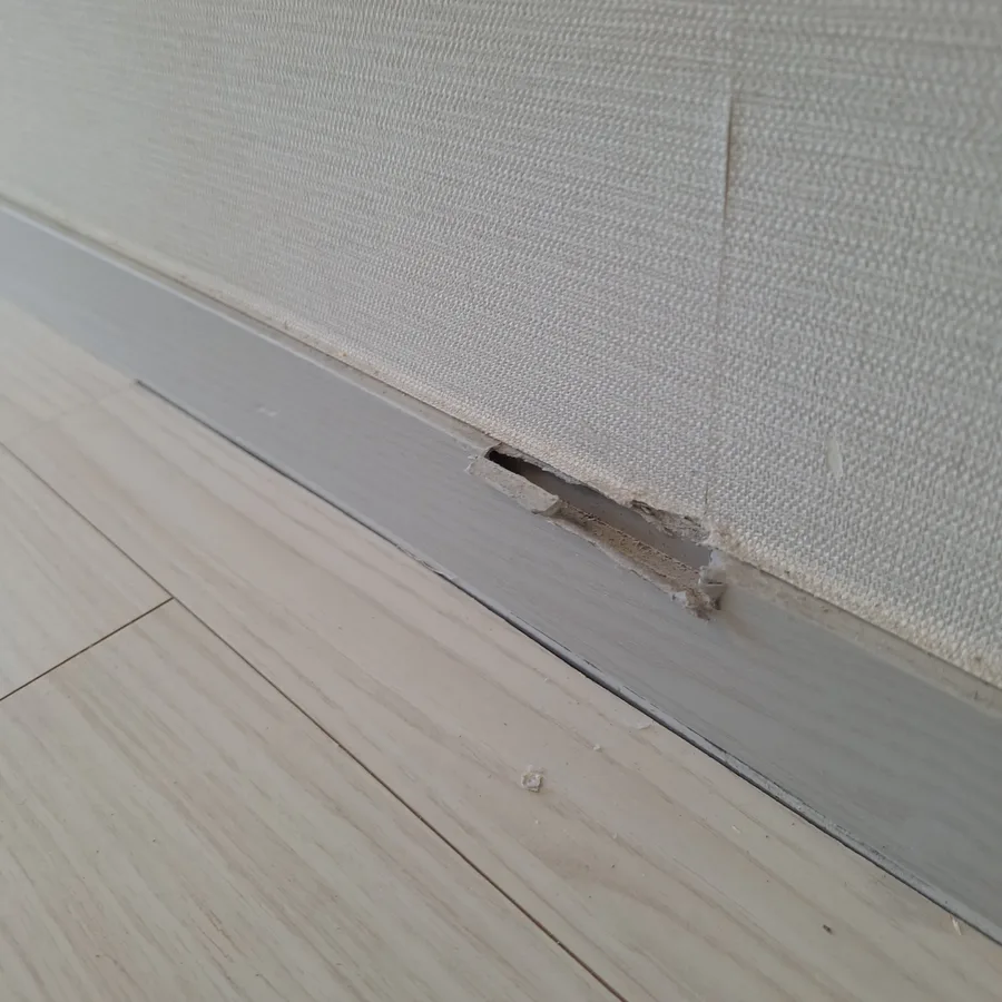 PVC 걸레받이 시공 전 파손된 코너 모습