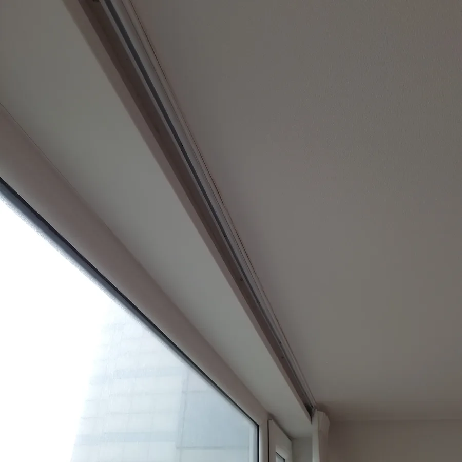 걸레받이 시공 후 동일 창틀 마감 모습