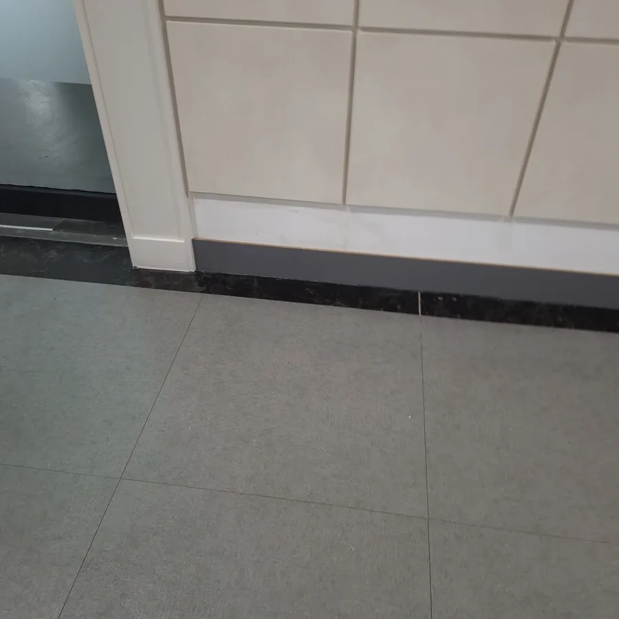 걸레받이 시공 후 동일 위치 마감 모습